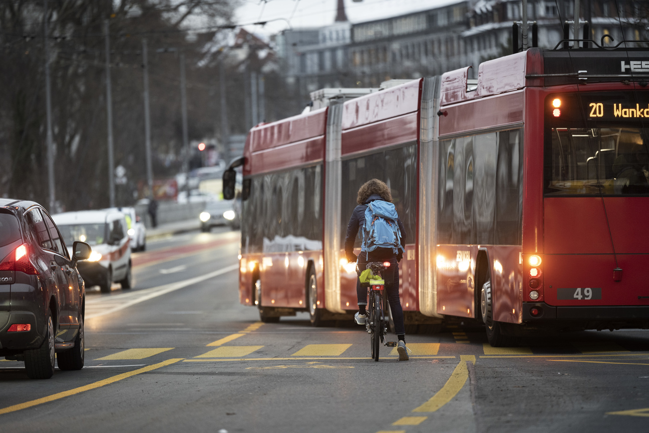 一半瑞士人选择开车通勤，29%使用公共交通，18%步行或者骑车。