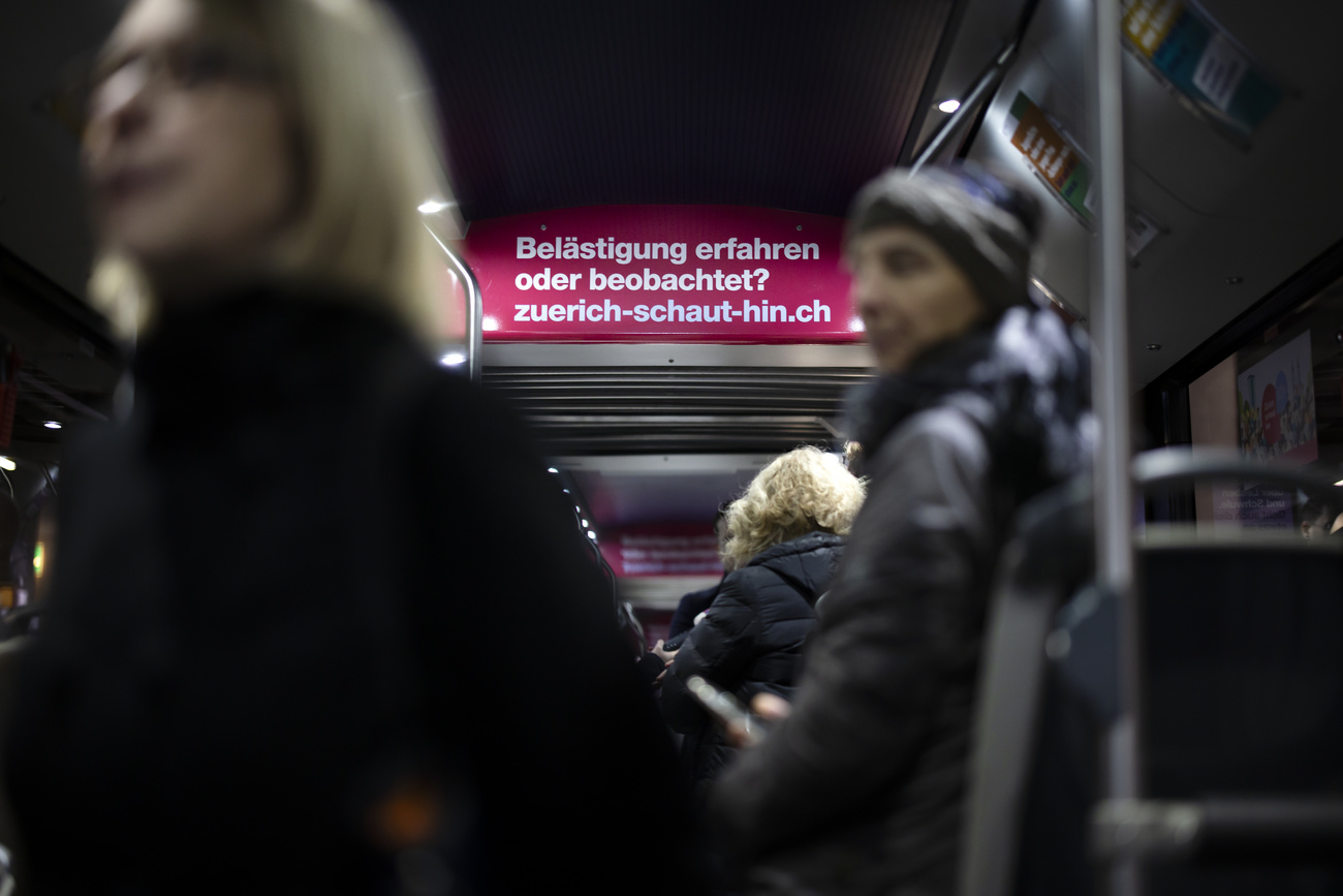 Duas pessoas na estação de trem