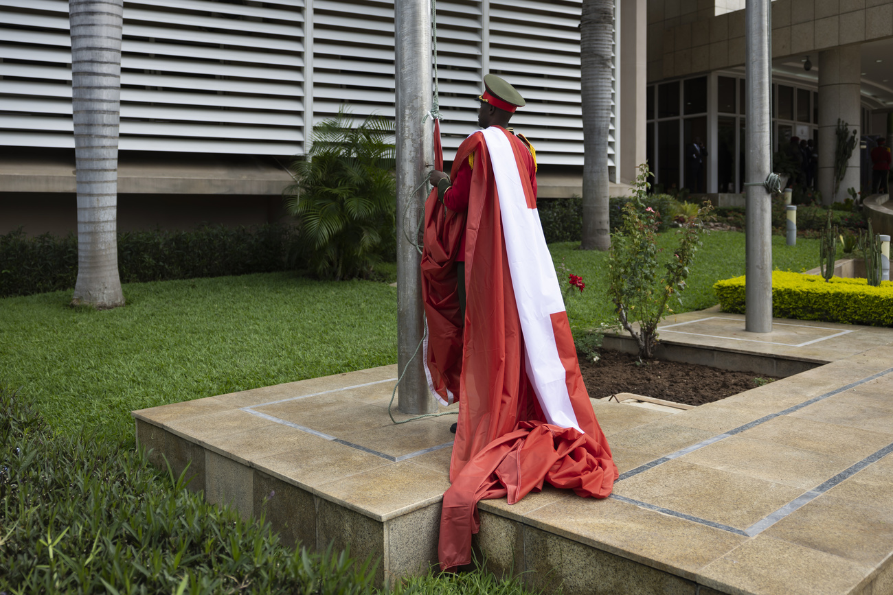 Soldat hissant un drapeau suisse au Mozambique