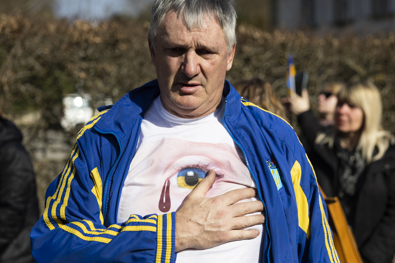 A Ukrainian sings the national anthem during a demonstration near the Russian Embassy, February 2023, in Bern.