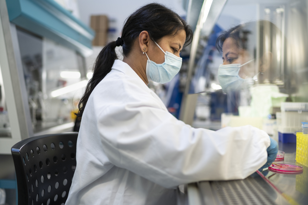 Una donna in un laboratorio.