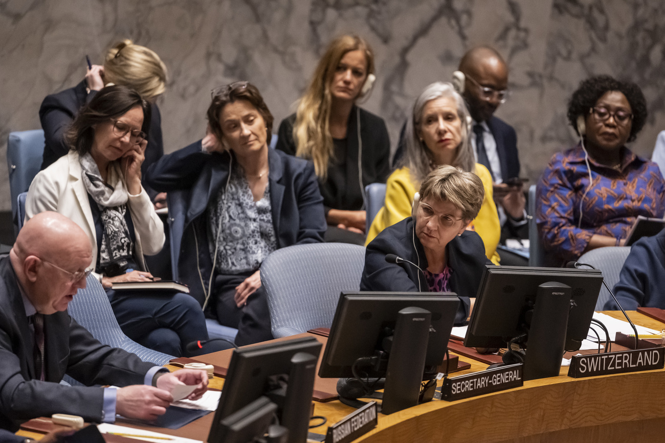 ニューヨークの国連安全保障理事会に出席したスイスのヴィオラ・アムヘルト大統領（中央前）