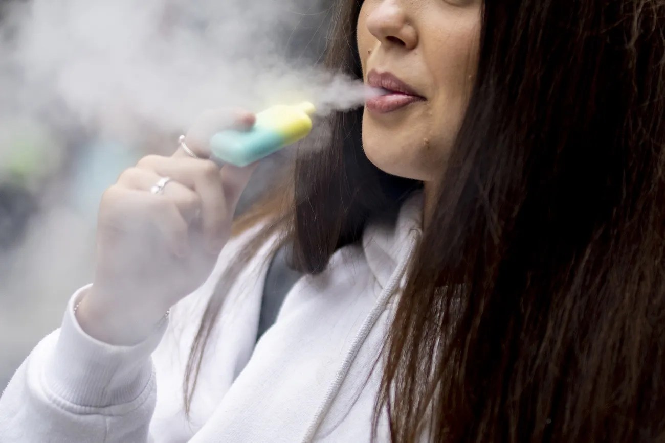吸電子菸的成年人的增加也導致了18歲以下青少年吸電子菸人數的增加。這就是為什麼越來越多的國家禁止青少年吸電子菸的原因，瑞士正在走自己的路。