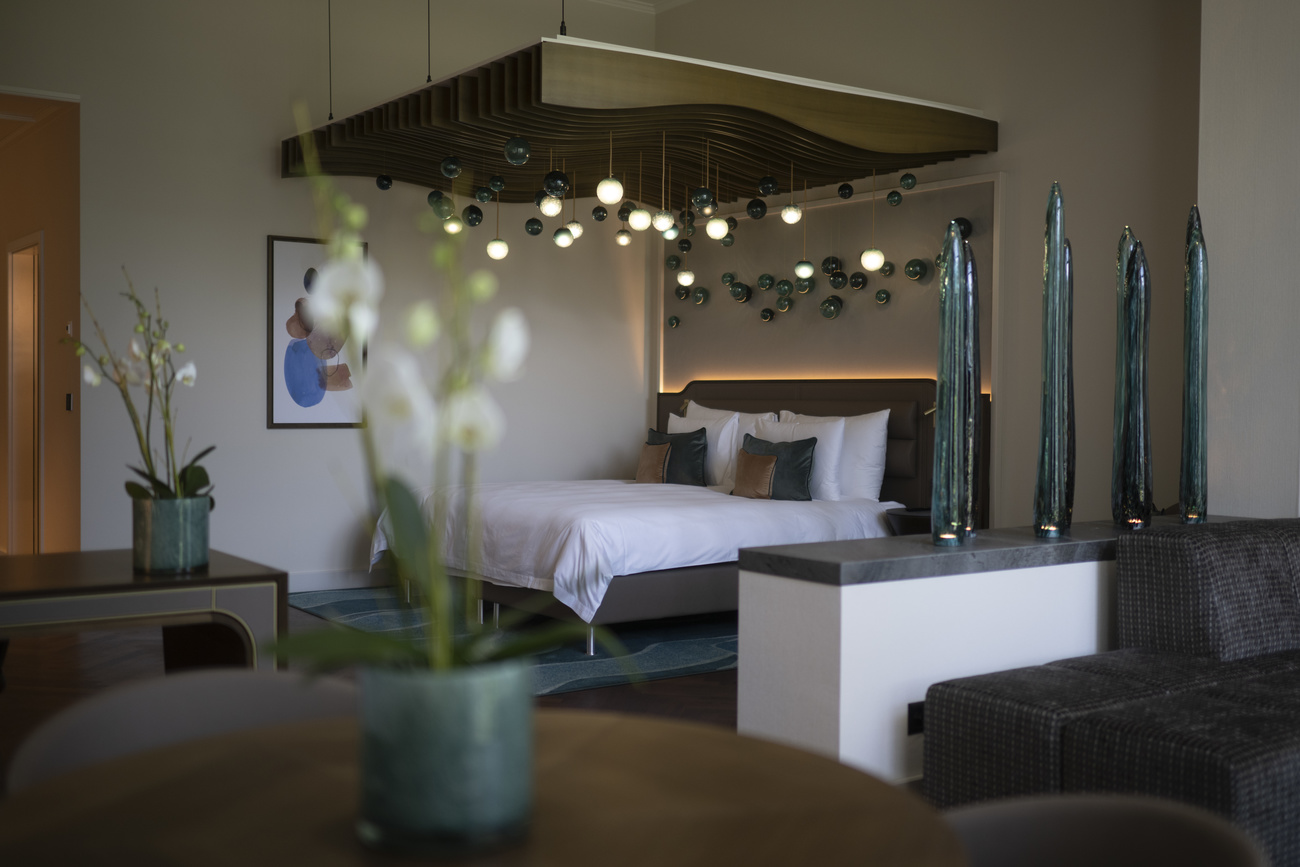 Lit double d'une chambre dans un hôtel de luxe