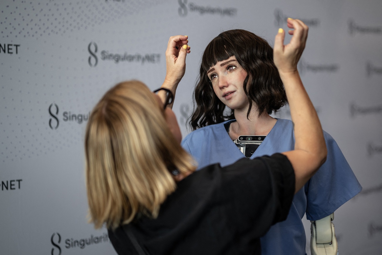 Donna sistema robot umanoide con aspetto femminile