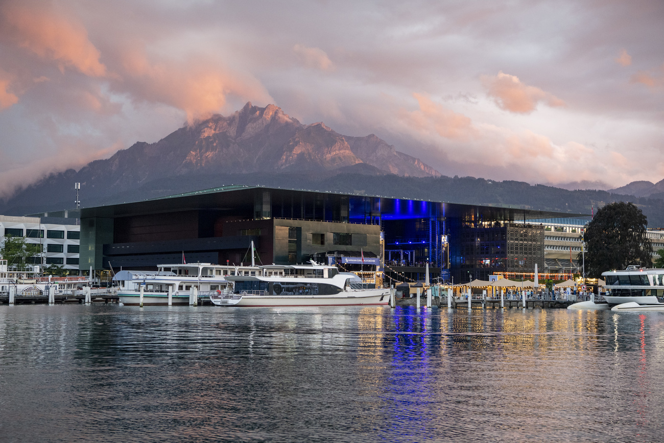 Центр KKL в Люцерне, одна из любимых площадок российских артистов.