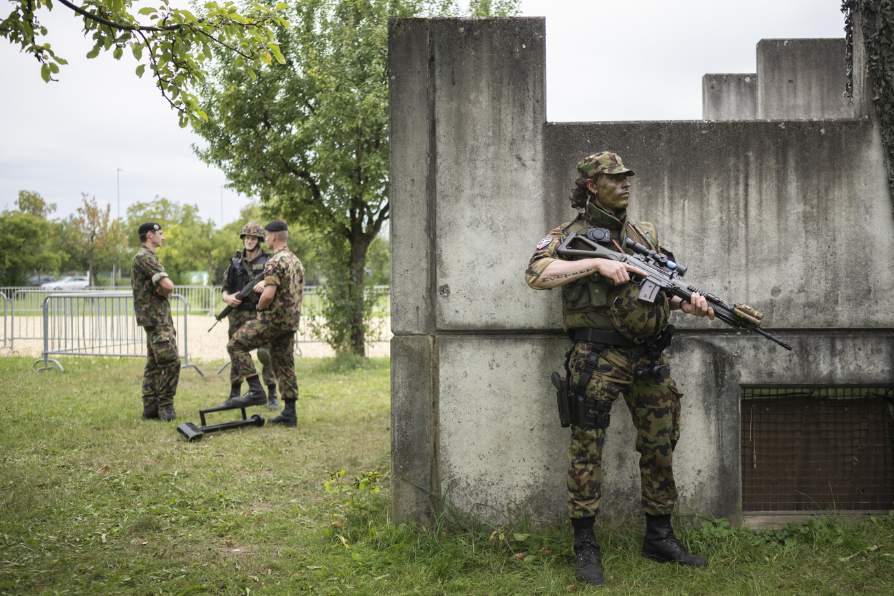 Soldaten und Soldatinnen stehen herum