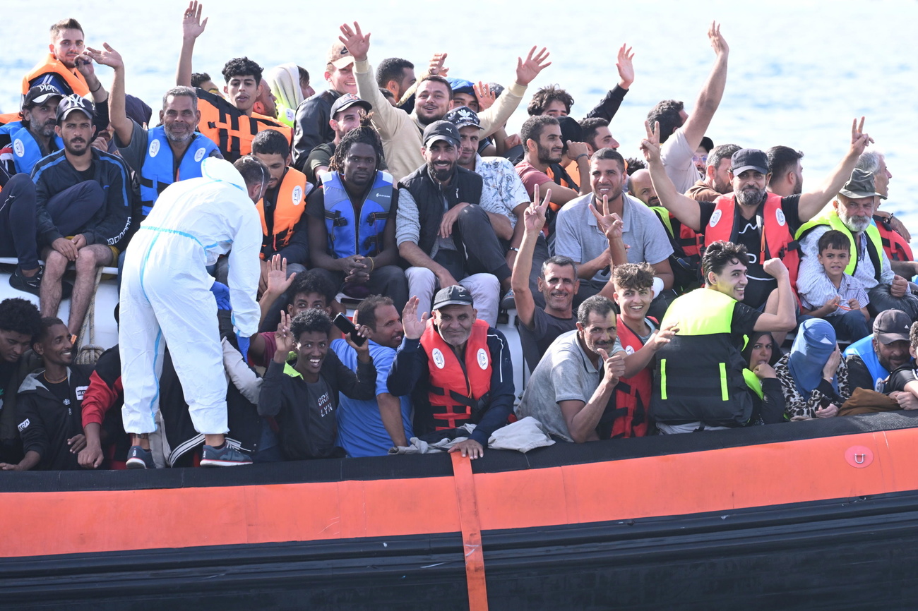 barcone carico di migranti