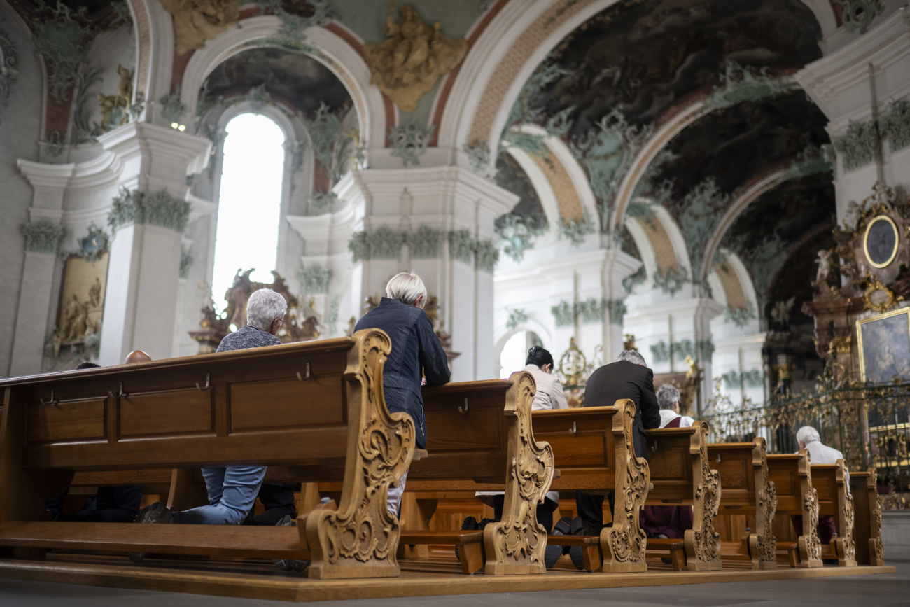 Katholische Gläubige nehmen an einem Gottesdienst teil