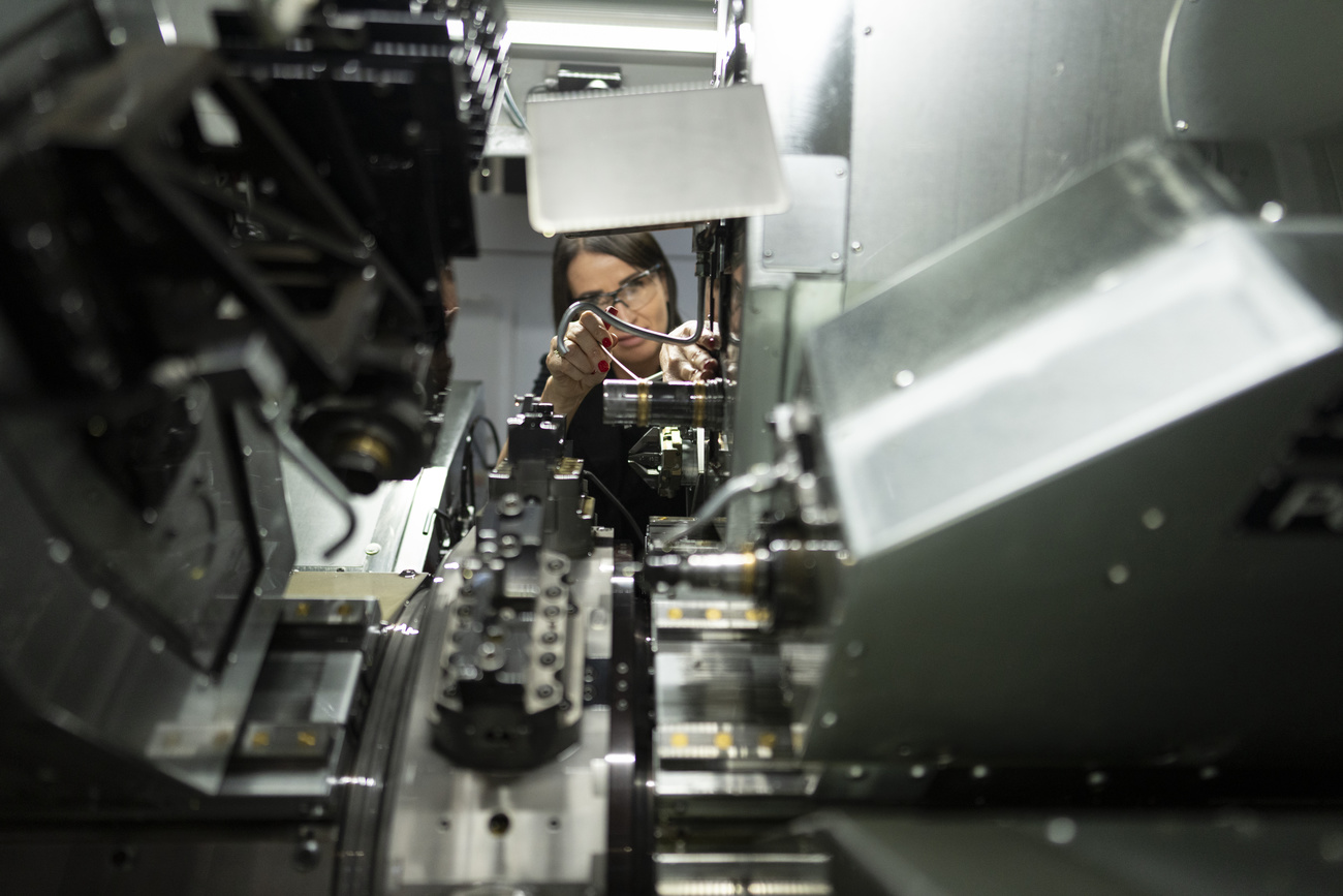 donna al lavoro su un macchinario industriale