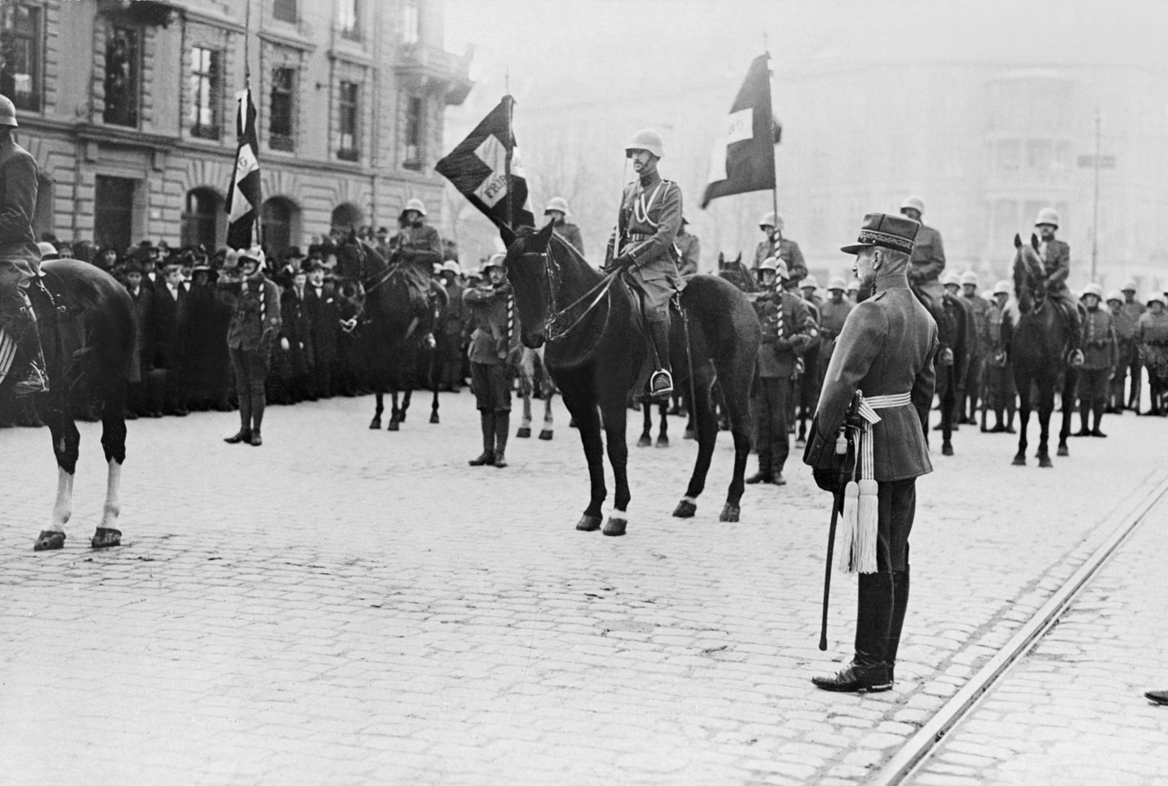 Il comandante del corpo d'armata Eduard Wildbolz con il reggimento Feiburg a Berna durante lo sciopero generale del 1918.