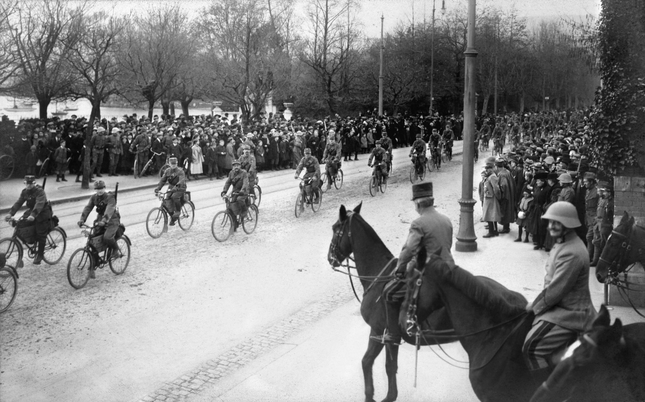 Le truppe dislocate per le strade di Zurigo durante lo sciopero generale del 1918.