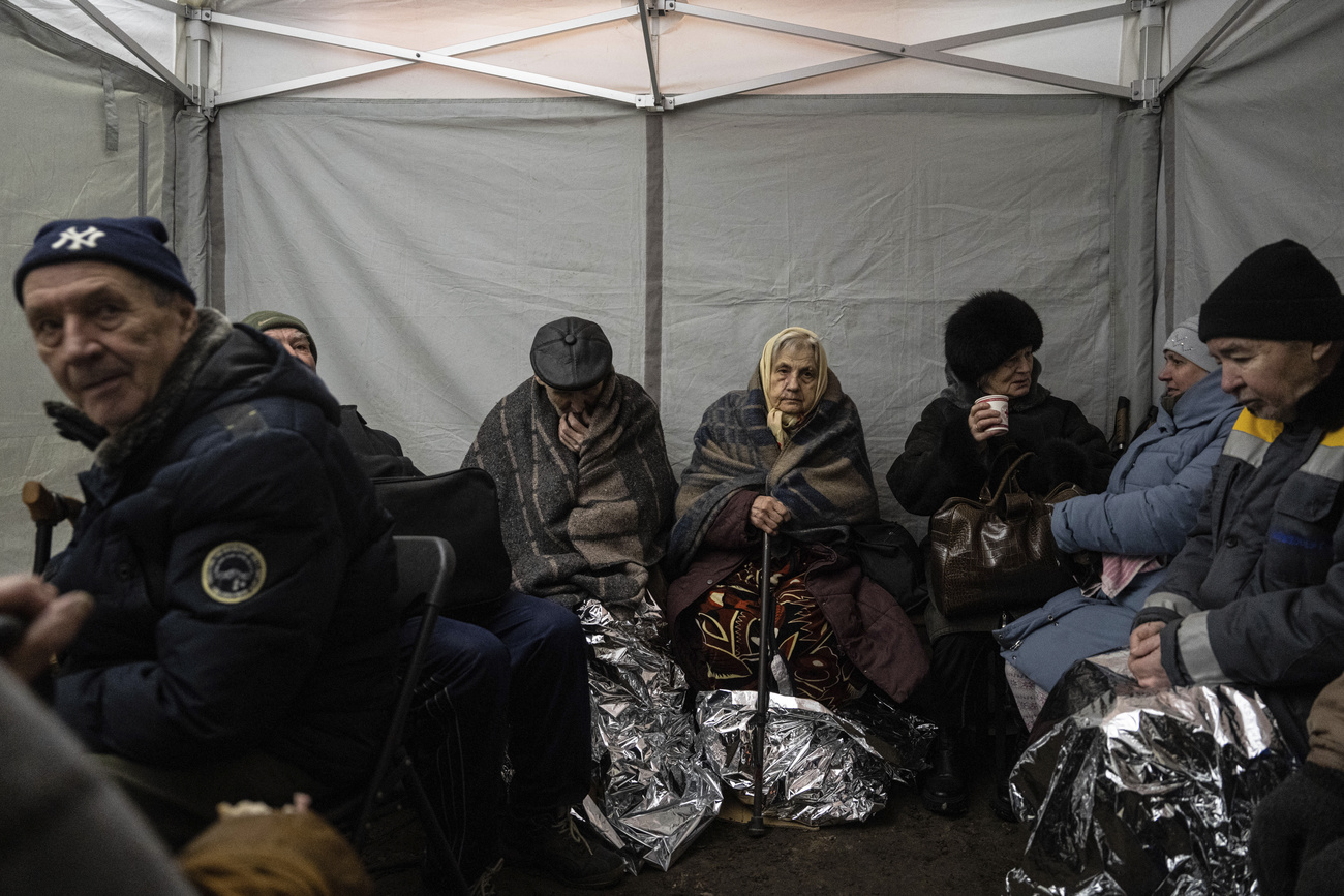 Civil ukrainiens sous une tente après un bombardement