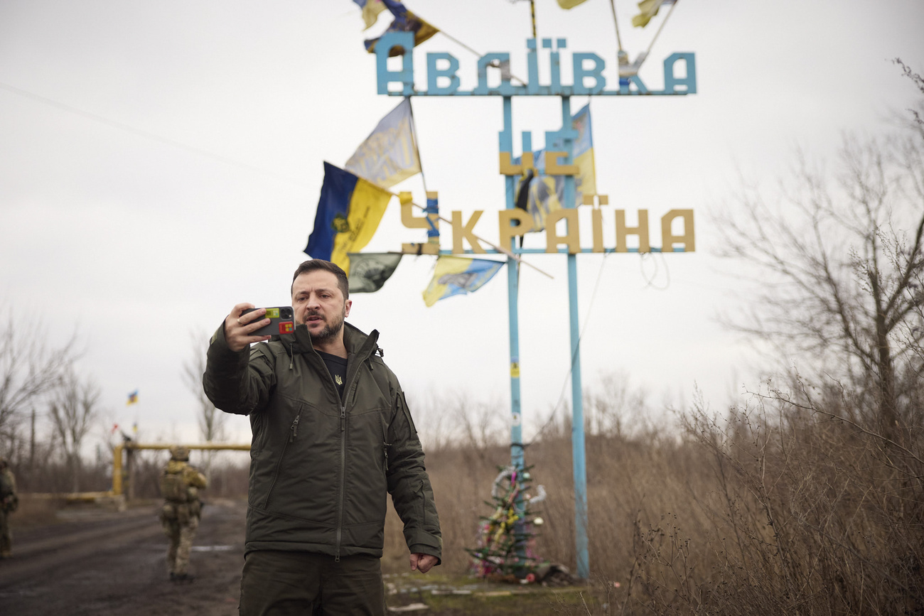 Zelensky si fa un selfie davanti al cartello di ad Avdiivka lo scorso 29 dicembre 2023