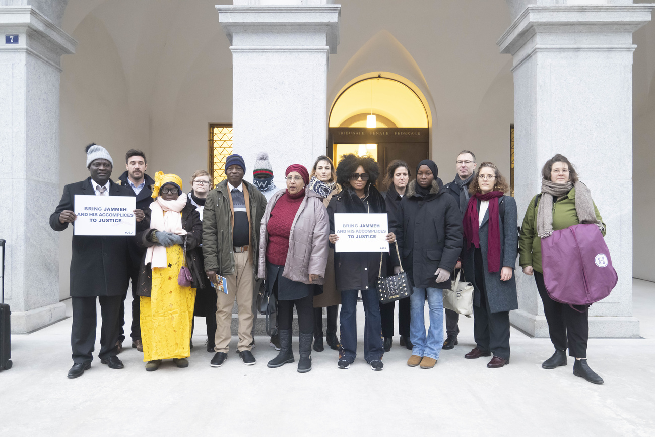 personas con pancartas delante del Tribunal Penal Federal de Bellinzona