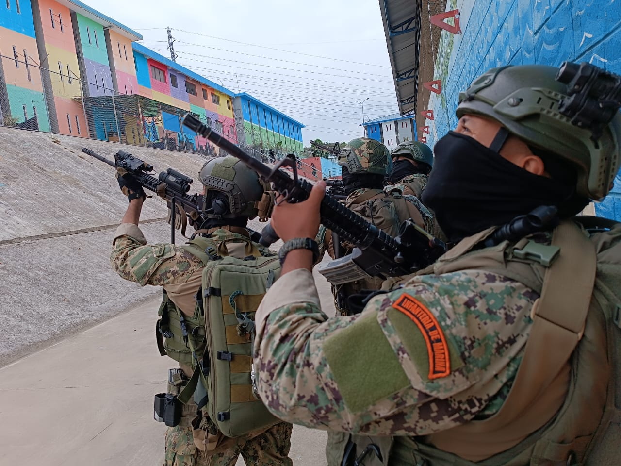 soldati puntano fucili verso tetti di edifici