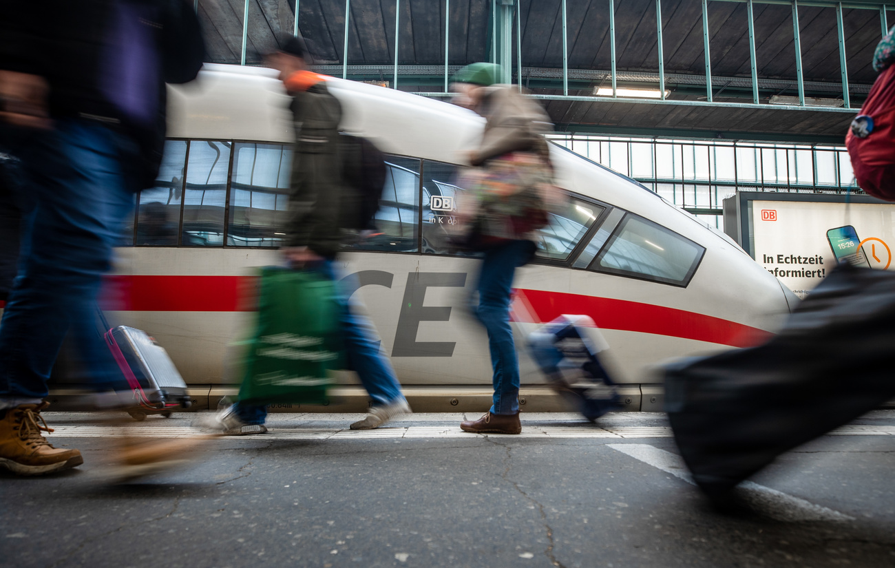 Immagine del treno Deutsche Ban e delle persone che camminano