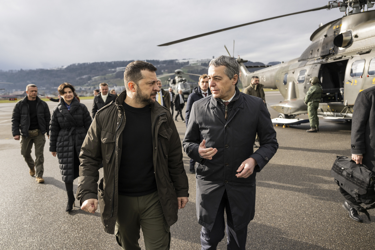 Le président ukrainien et le ministre suisses des Affaires étrangères sur un tarmac