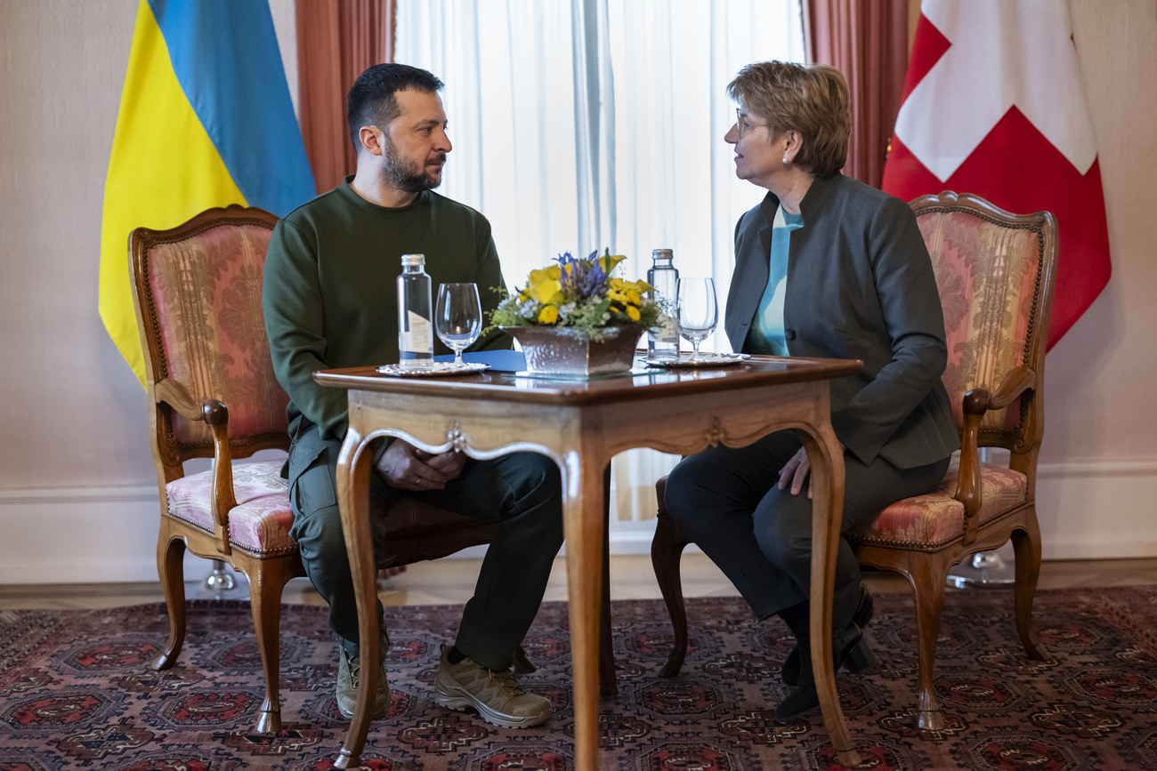 Selenski und Amherd sitzen an einem Tischchen