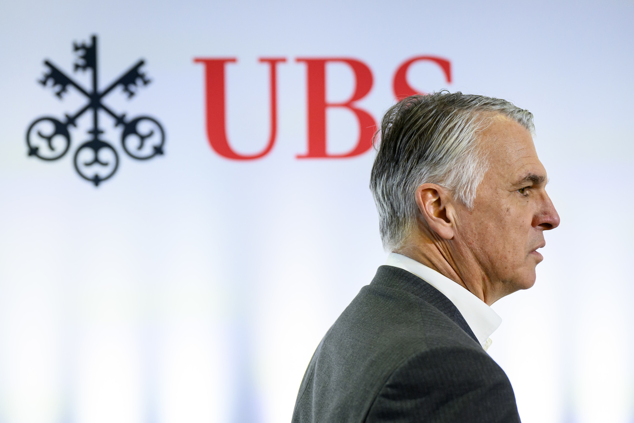 Sergio Ermotti e il logo di UBS.