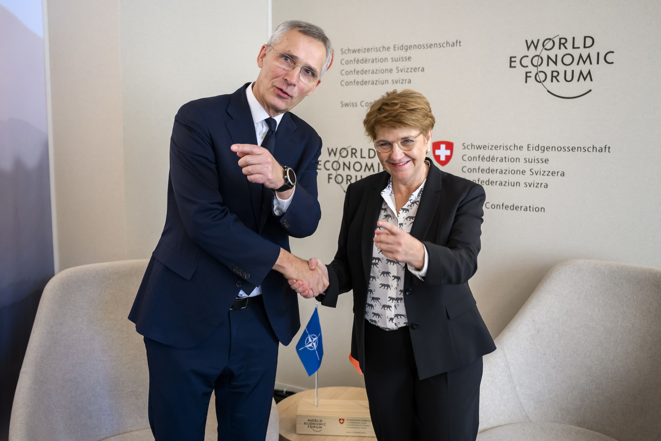 握手をする北大西洋条約機構（NATO）のイェンス・ストルテンベルグ事務総長と輪番制のスイス連邦大統領を務めるヴィオラ・アムヘルト国防相