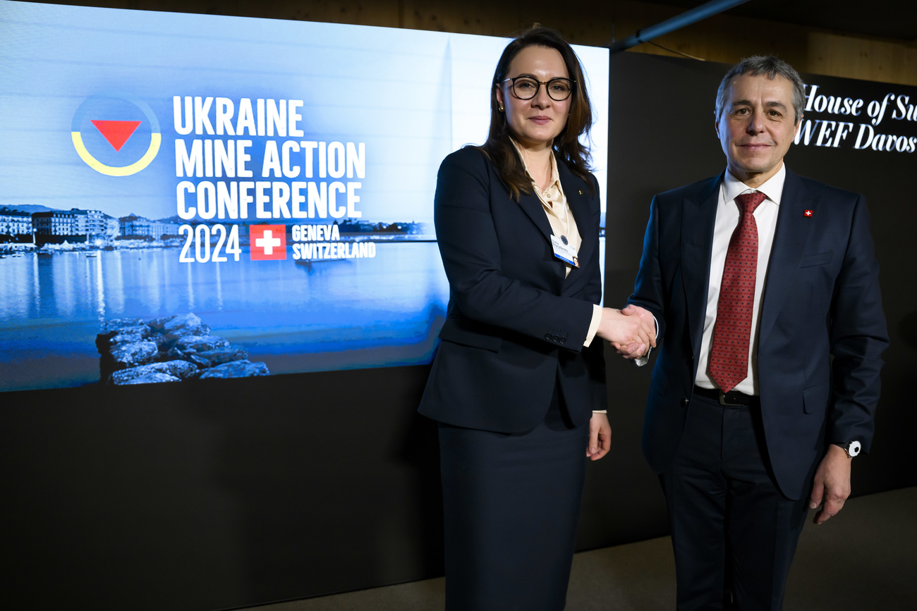 Юлия Свириденко (слева), заместитель руководителя Офиса президента Украины, и министр иностранных дел Швейцарии Иньяцио Кассисом на пресс-конференции в кулуарах 54-го ежегодной сессии Всемирного экономического форума (ВЭФ) в Давосе, Швейцария, 16 января 2024 г.