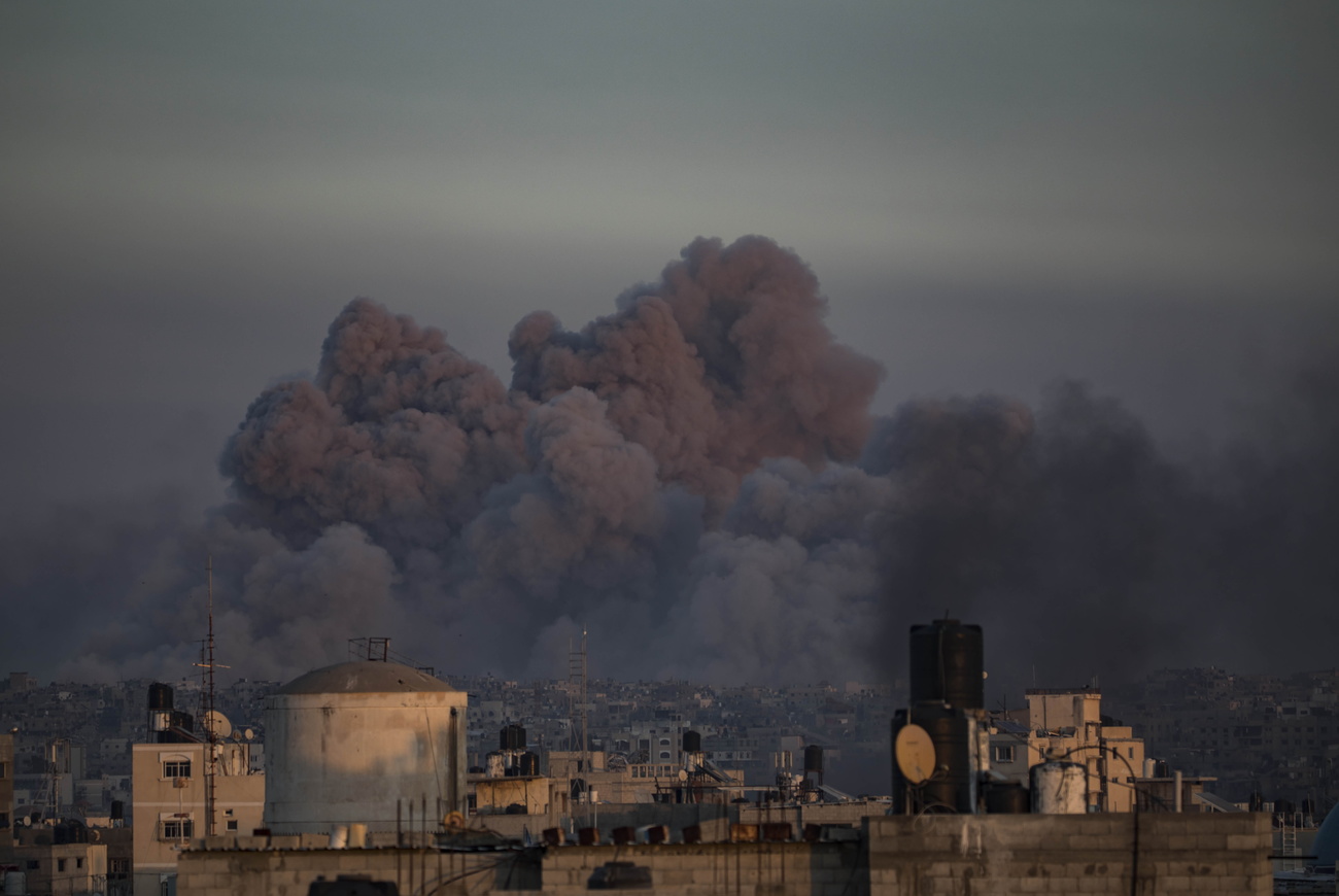 colonna di fumo si innalza da gaza