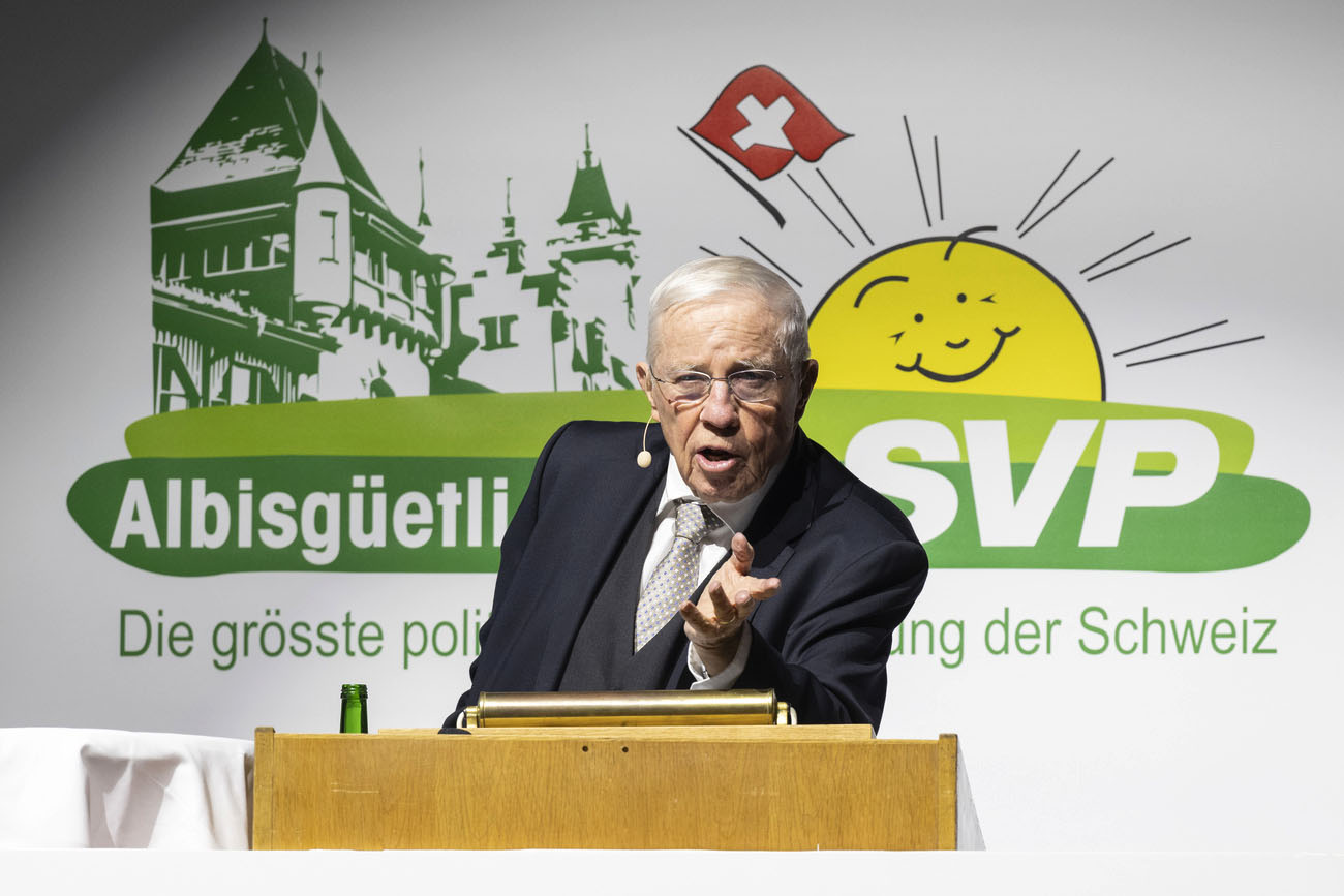 Christoph Blocher auf einem Podium