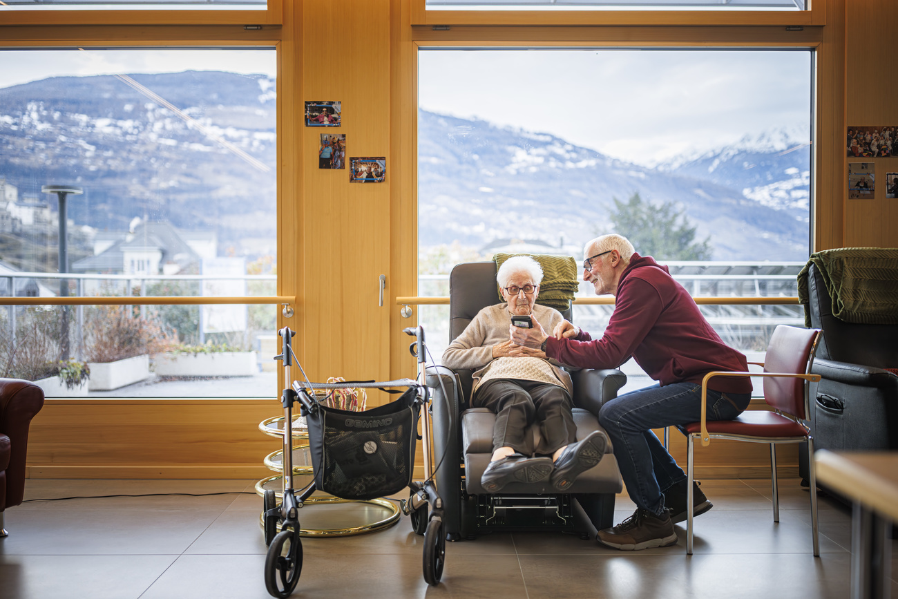 Una coppia di persone anziane in un istituto di cura.