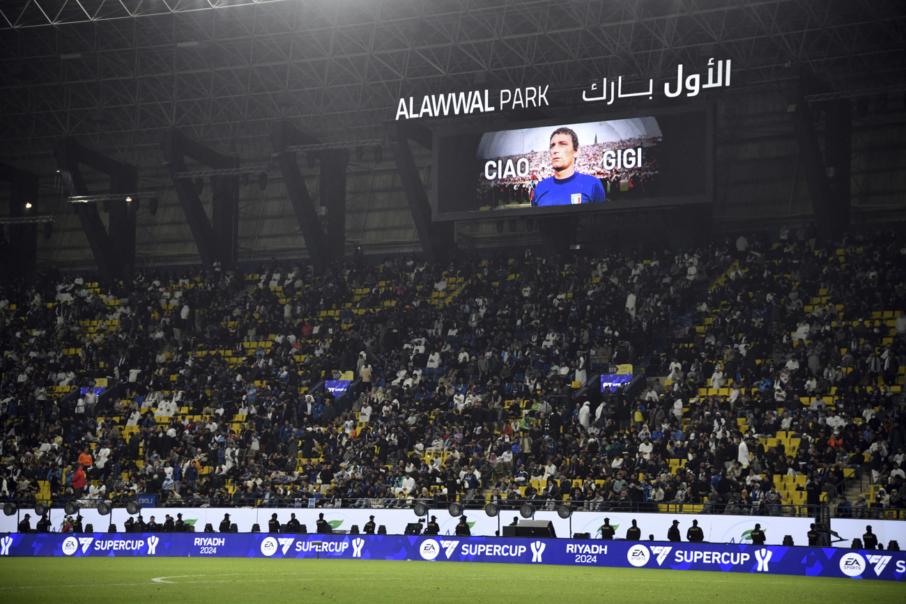 L omaggio a Gigi Riva durante la finale di supercoppa italiana a Ryad, in Arabia Saudita.