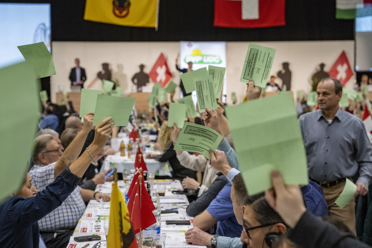 Una delegación de la UDC (derecha conservadora) votando en una mesa