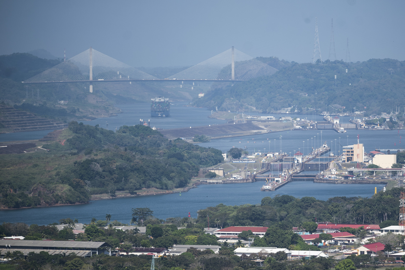 puente grande en el canal de Panamá