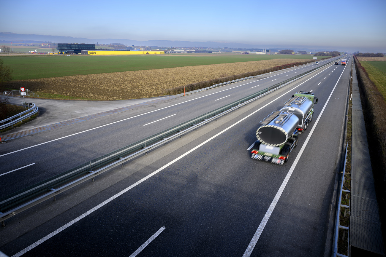 Autoroute à côté d une base aérienne militaire