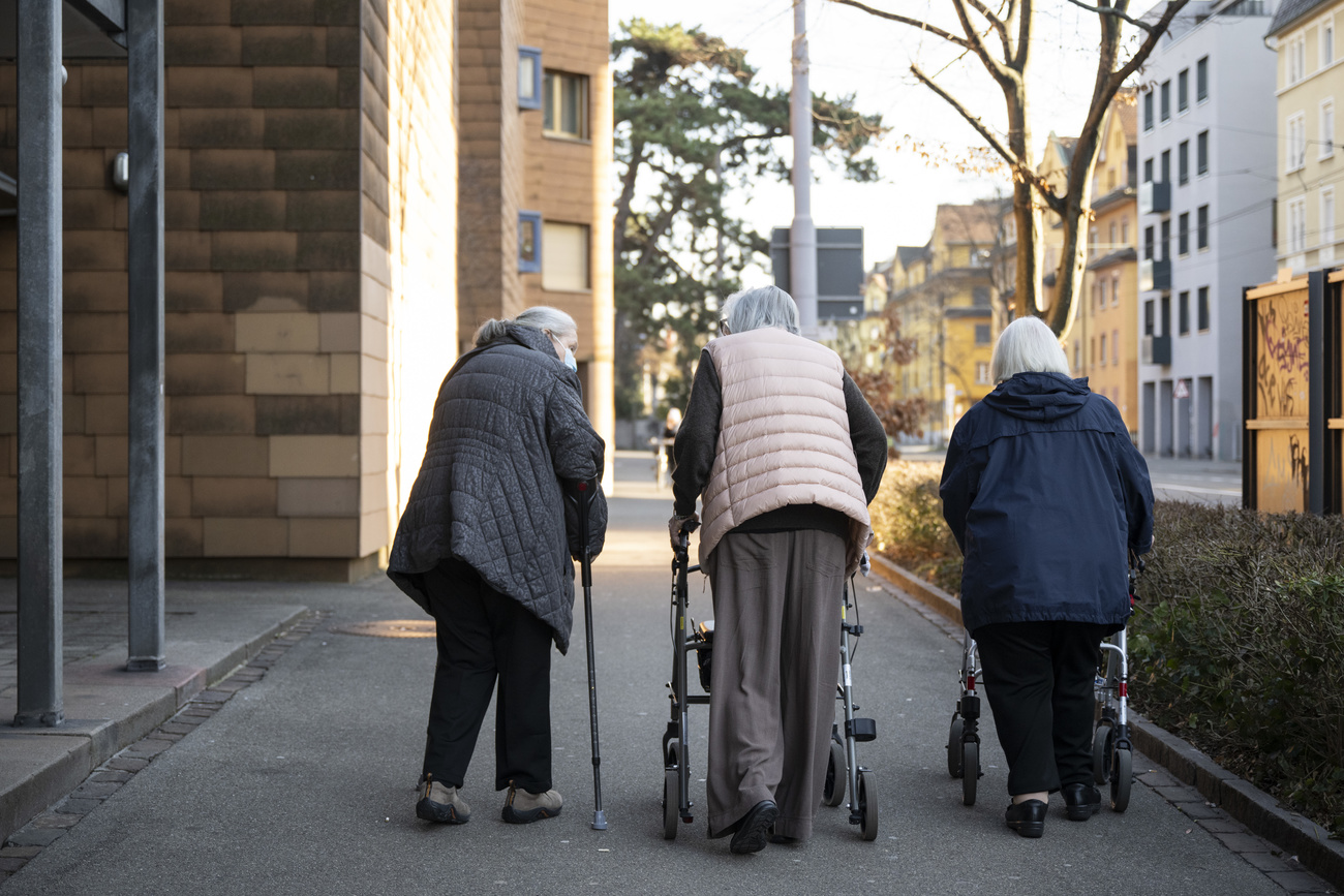 drei alte Frauen sind mit dem Rollator unterwegs