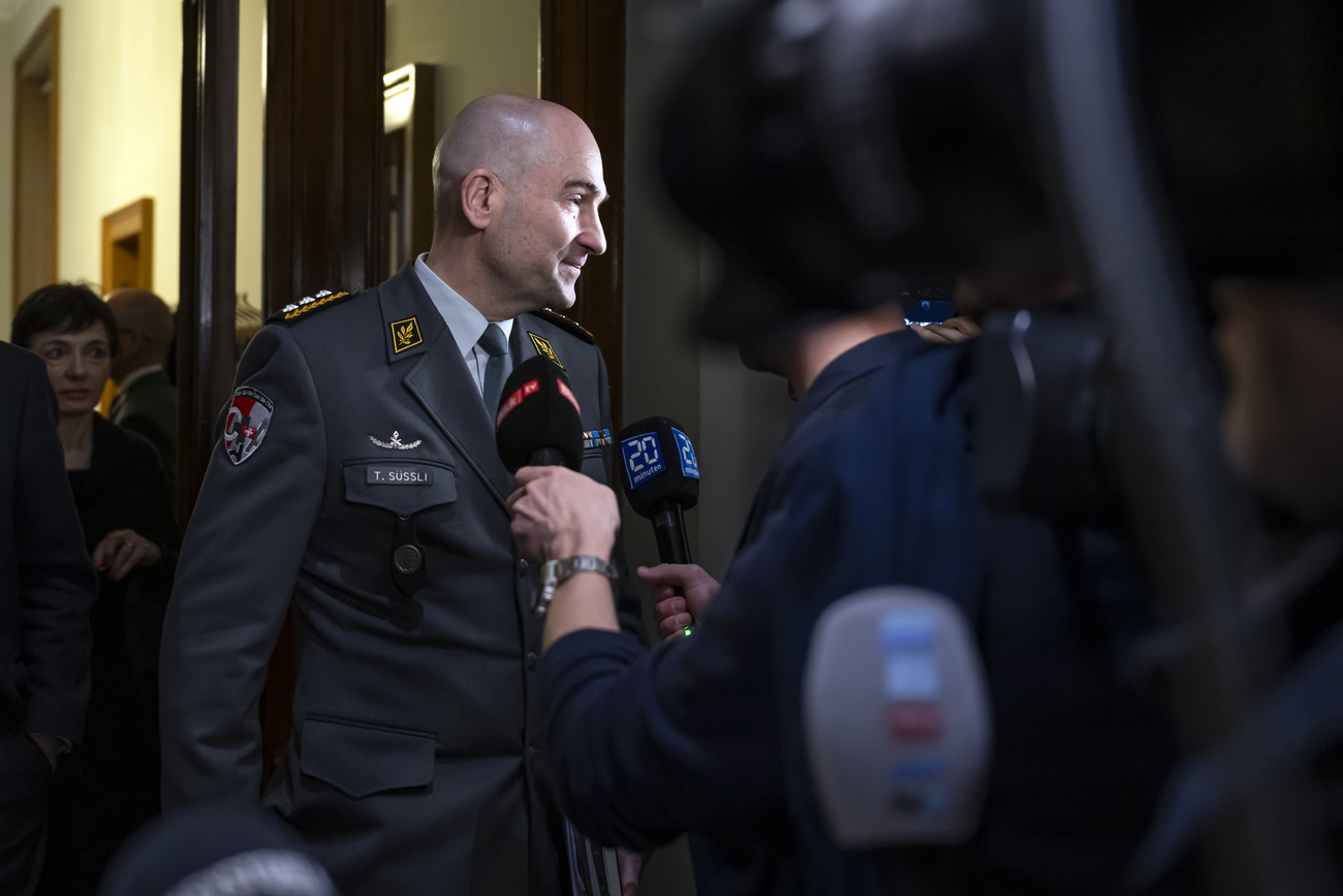 Le chef de l armée devant des journalistes au Parlement