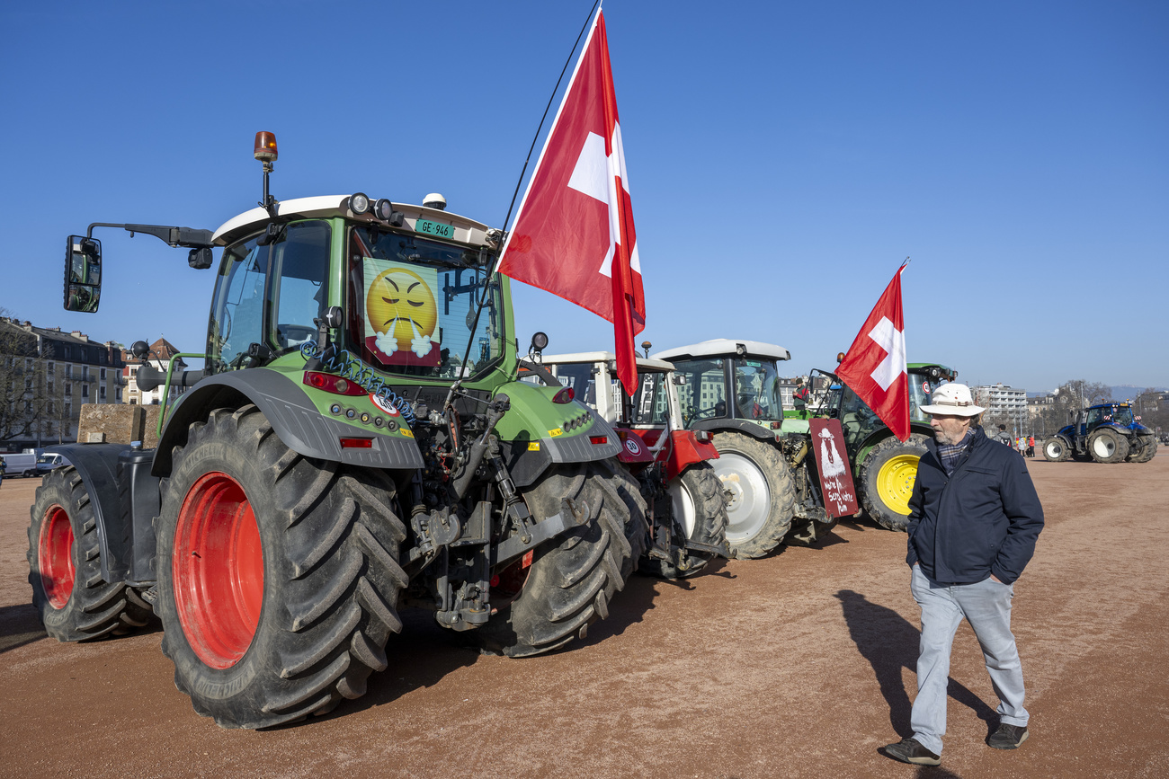 Agricoltori in protesta sulla piazza Plainpalais di Ginevra.