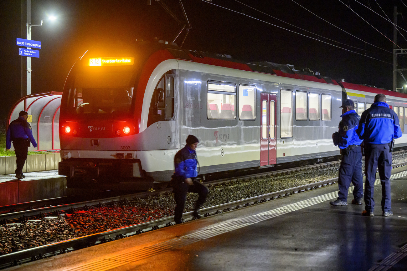 Poliziotti intorno al treno regionale sequestrato vicino a Yverdon.