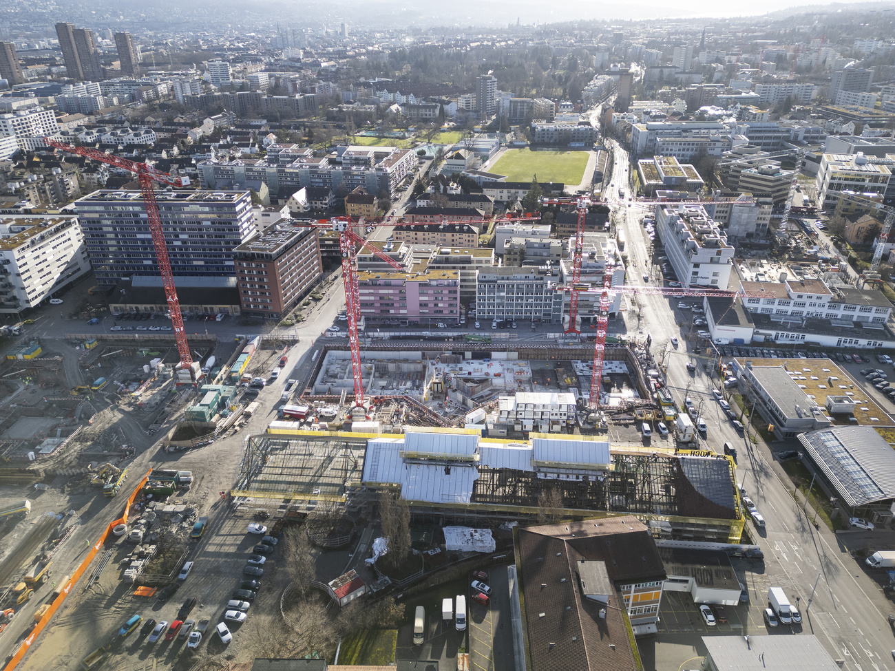 Il cantiere nell'ex area Koch, a Zurigo-Altstetten. Entro il 2026 verranno costruiti circa 360 appartamenti cooperativi per 900 persone, nonché spazi commerciali a prezzi accessibili e un parco pubblico di quartiere.