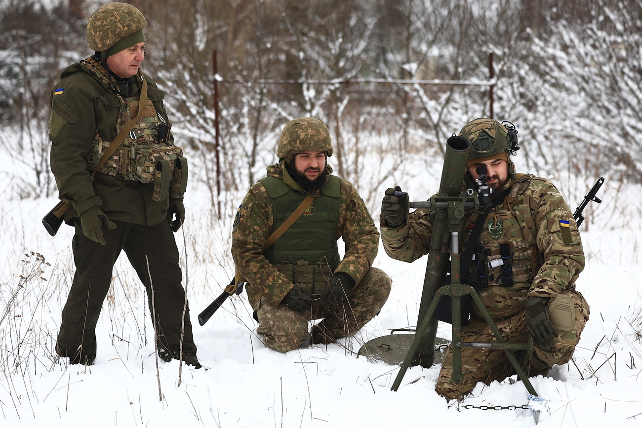 Но украинцы сейчас находятся в очень шатком положении. Они не смогли в достаточной степени укрепить свою тыловую оборону и существовала опасность, что русские просто сметут украинцев.