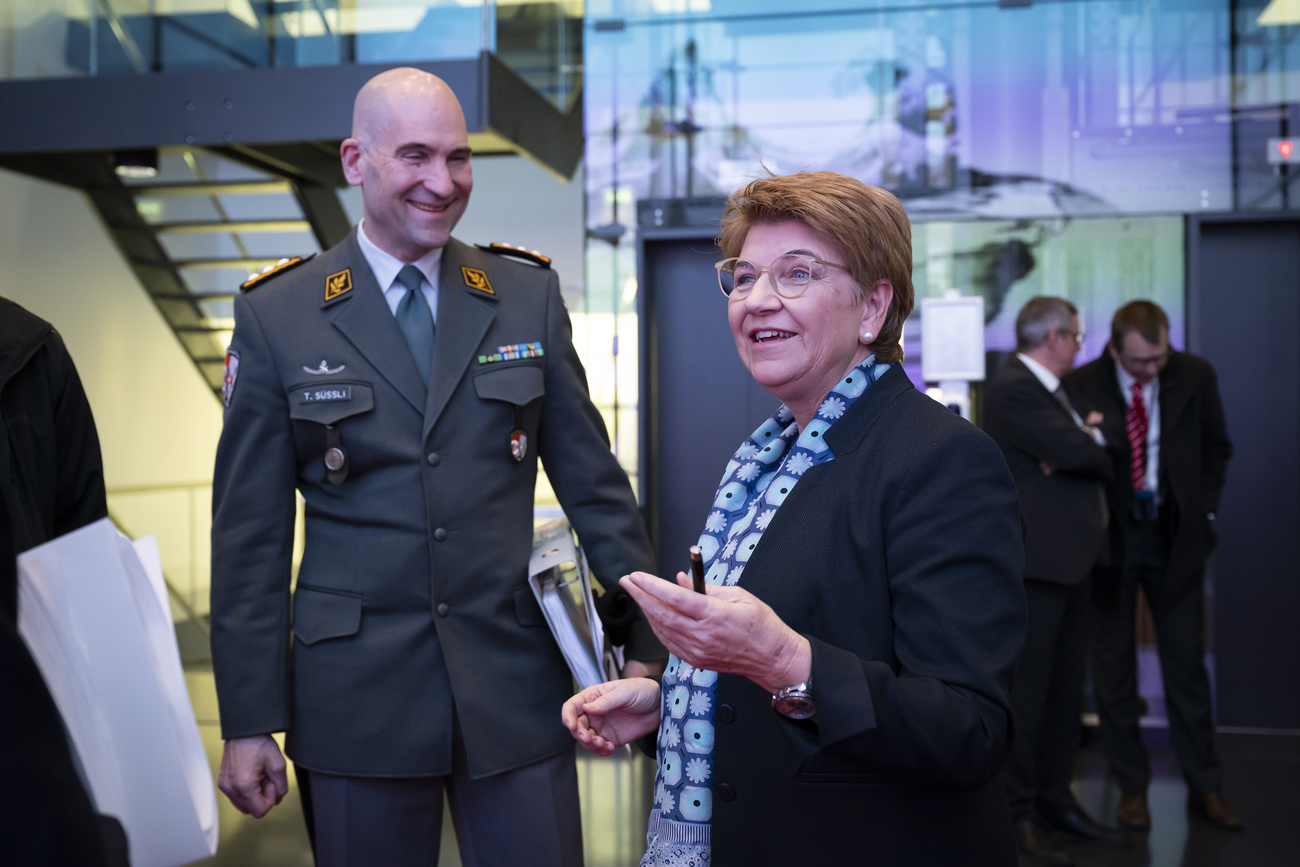 Президент Виола Амхерд (справа) c Томасом Зюссли, главой Вооруженных сил (слева), незадолго до начала пресс-конференции в Берне в среду, 14 февраля 2024 года.