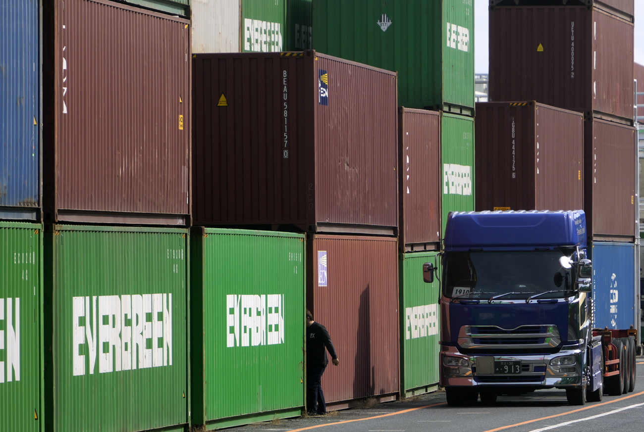 Ein Mann, ein Lastwagen und viele Container