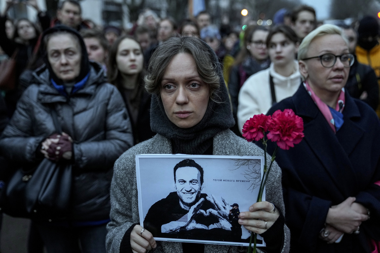 在听闻阿列克谢·纳瓦尔尼的死讯后，一些人举着印有这位俄罗斯反对派领导人肖像的海报于2024年2月16日在苏黎世游行哀悼。