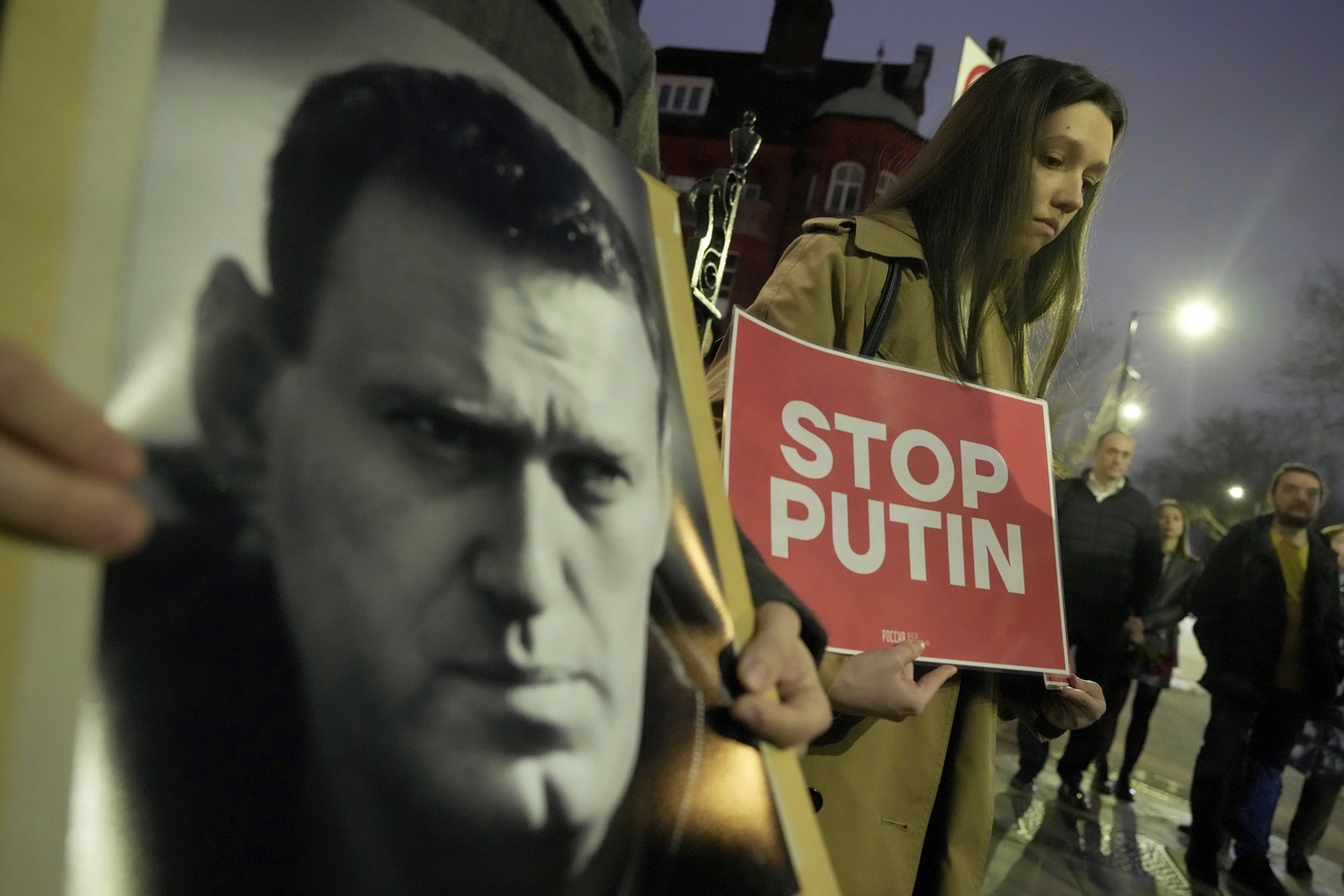 Manifestanti inscenano una manifestazione di fronte all'ambasciata russa a Londra