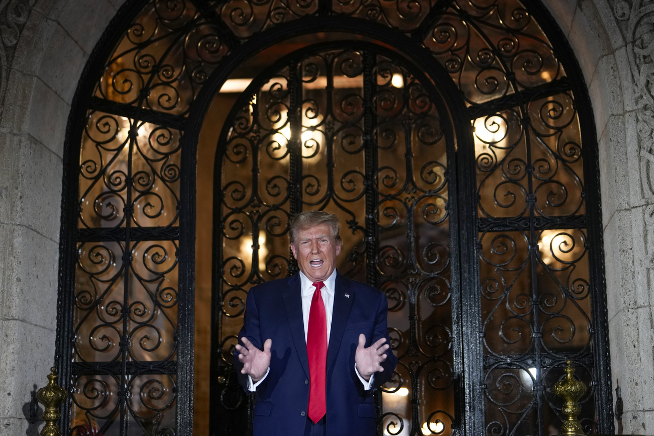 donald trump si rivolge alla stampa davanti alla sua residenza in florida