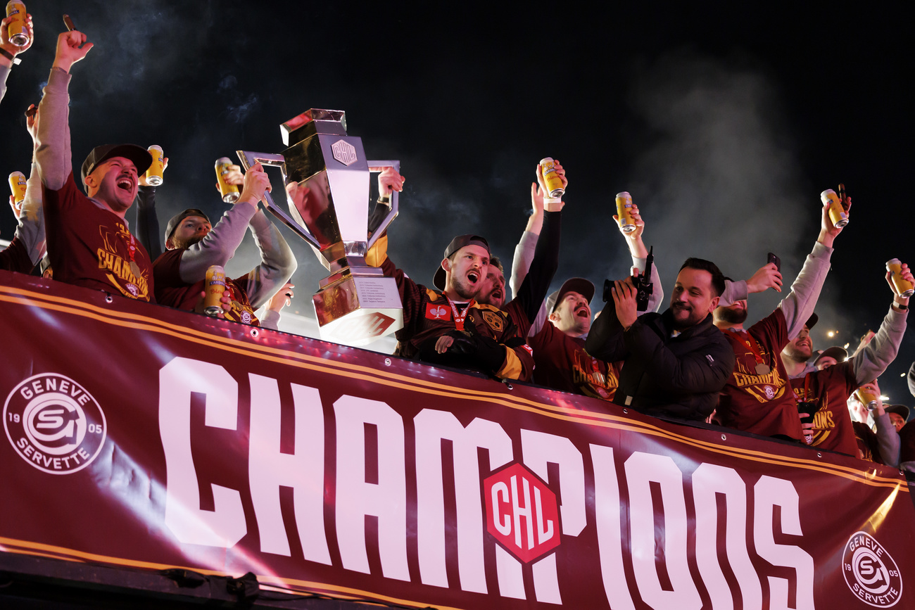 Equipe de hockey sur glace avec une coupe