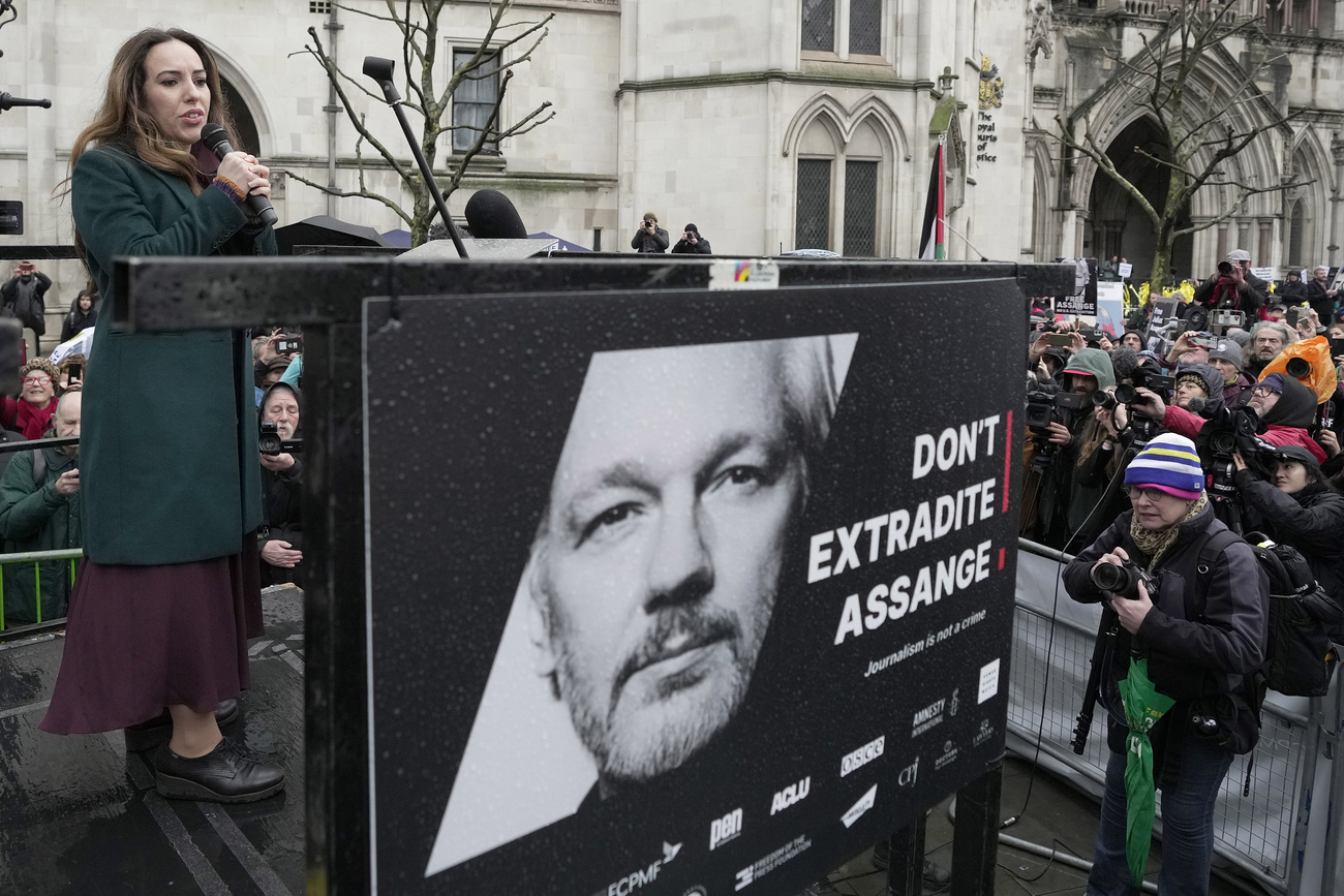 Una manifestazione davanti al tribunale a Londra