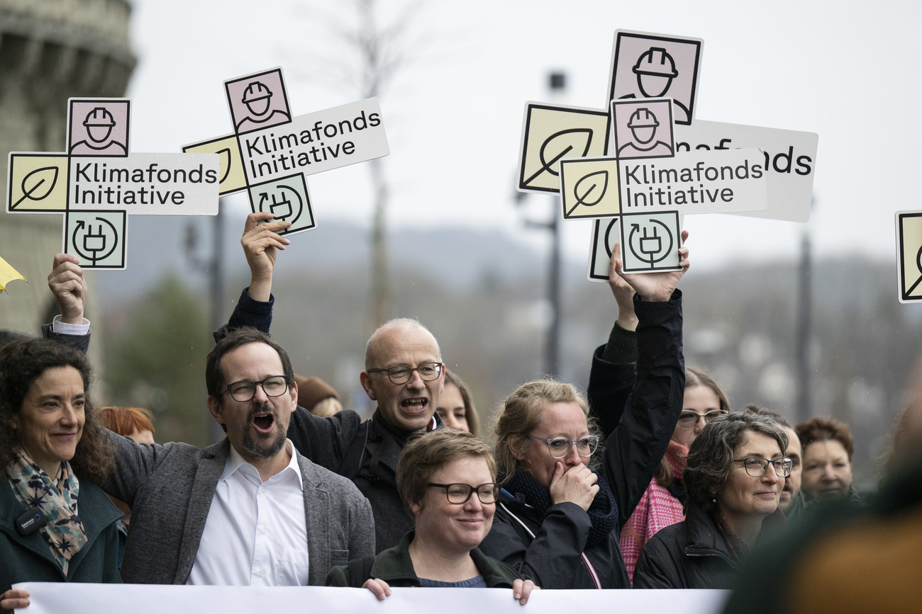 Parliamentarians Balthasar Glaettli, Michael Toengi and Aline Trede and other members of the Greens and the Social Democratic Party submitted the climate fund initiative with 100,000 signatures on Thursday, February 22, 2024, in Bern.