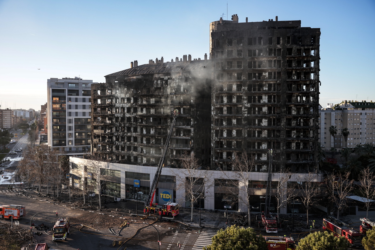 quello che resta del palazzo bruciato a valencia