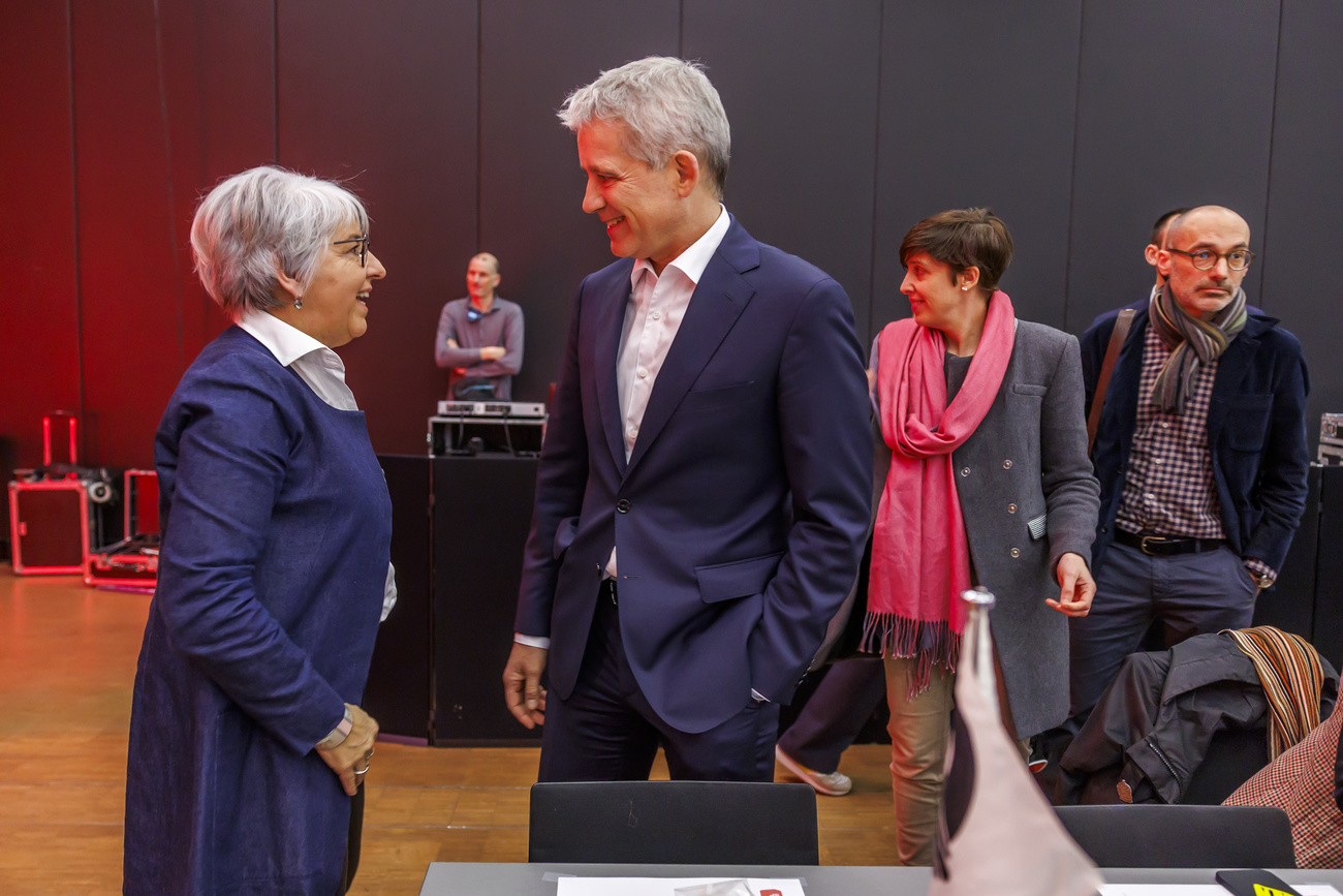 I ministri socialisti Elisabeth Baume-Schneider e Beat Jansal congresso del partito a Ginevra.