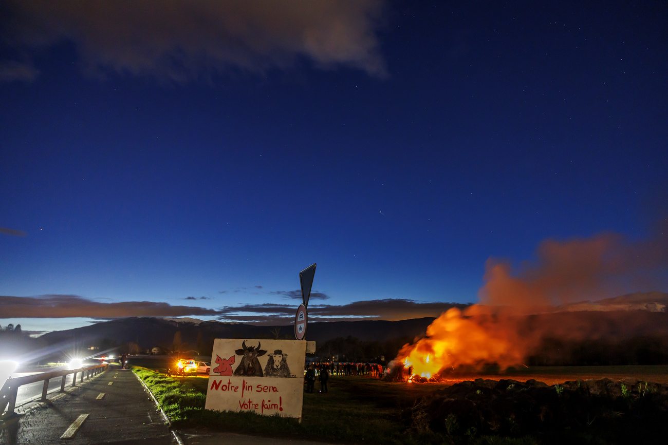 In der Westschweiz legen Bauern aus Protest Feuer